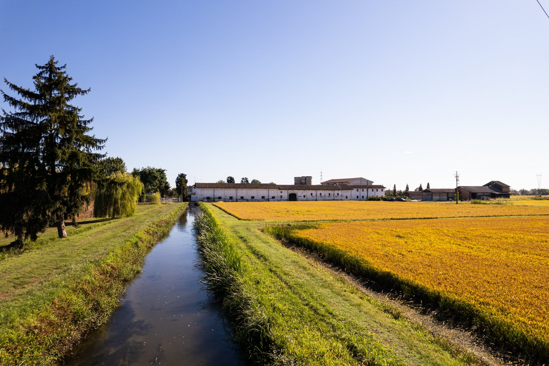 Canale e campi coltivati vista dal drone