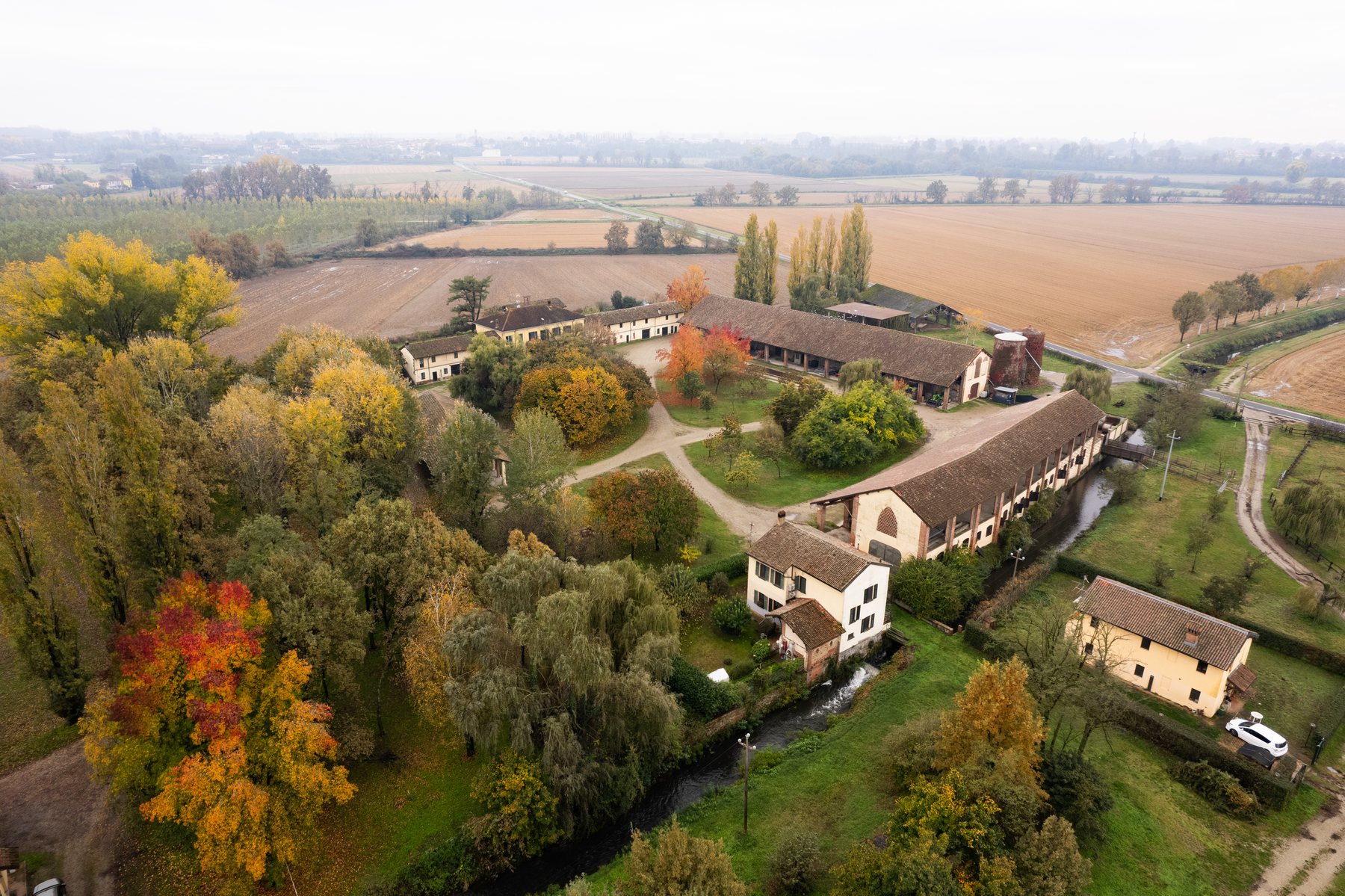 Cascina tra i campi vista dall’alto