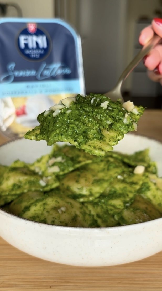 Videoricetta di Camilla Vallefuoco con i ravioli mozzarella e pomodoro