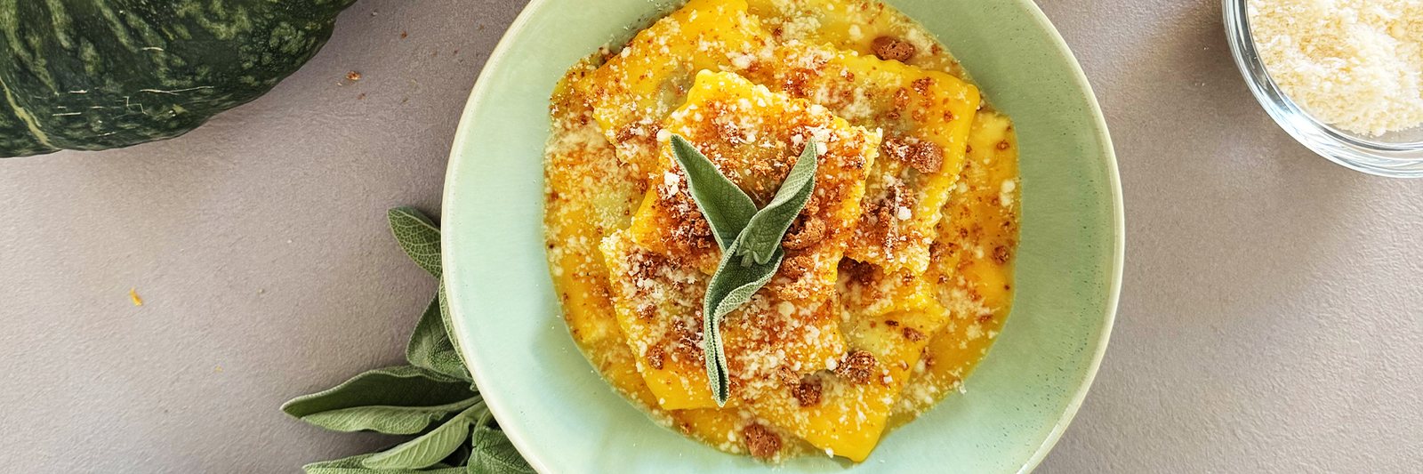 Ravioli con crema di zucca, amaretti e salvia