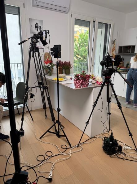 Luci e cavalletti nella cucina dello studio