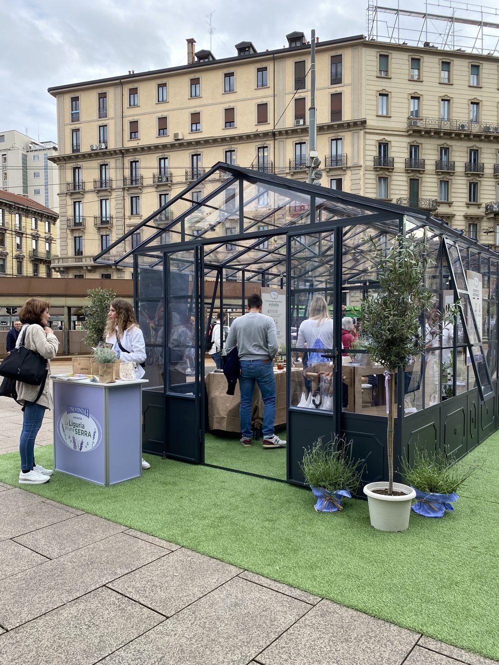 La serra I Provenzali con i visitatori in Piazzale Cadorna