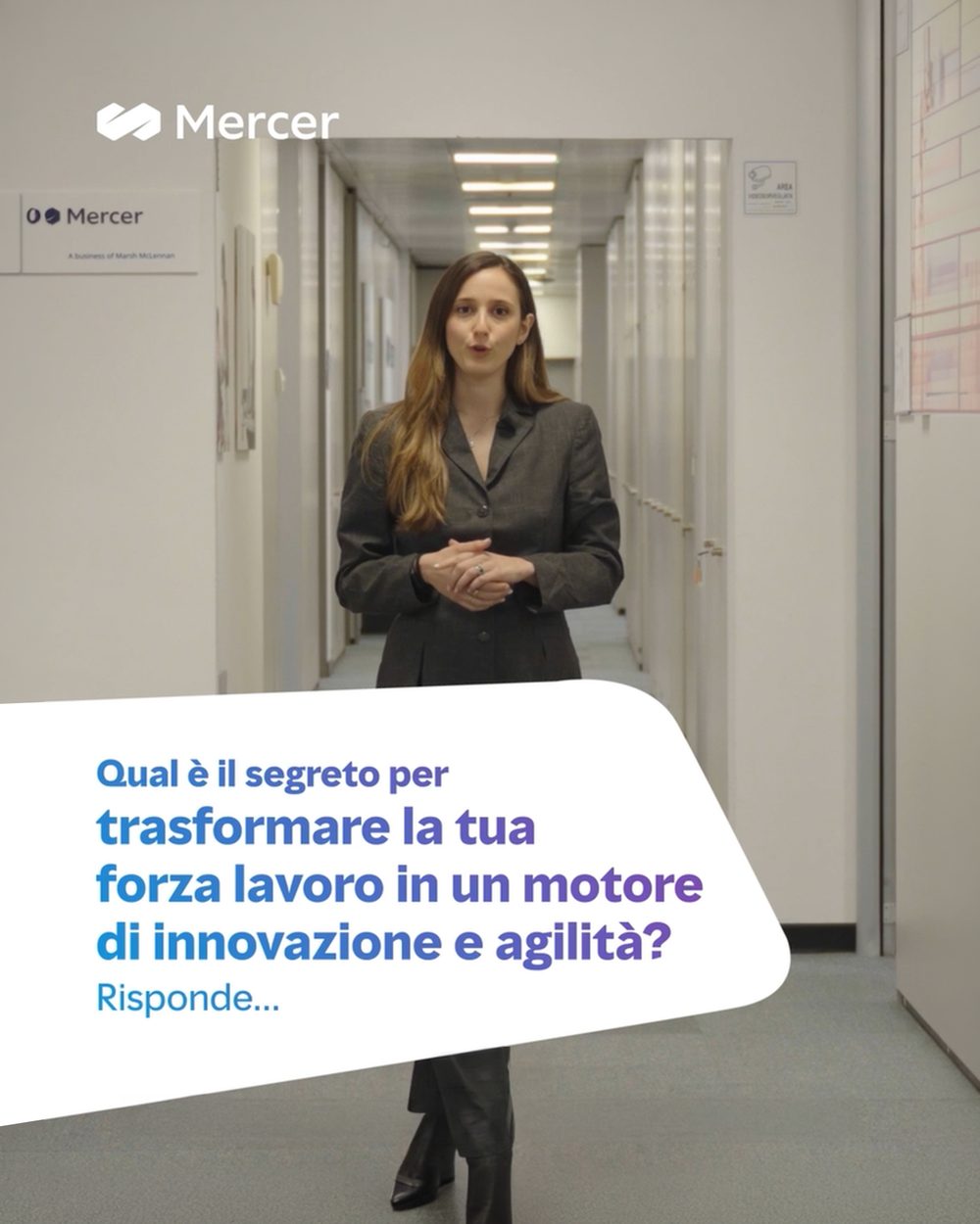 Una dipendente Mercer in una delle pillole video girate negli uffici