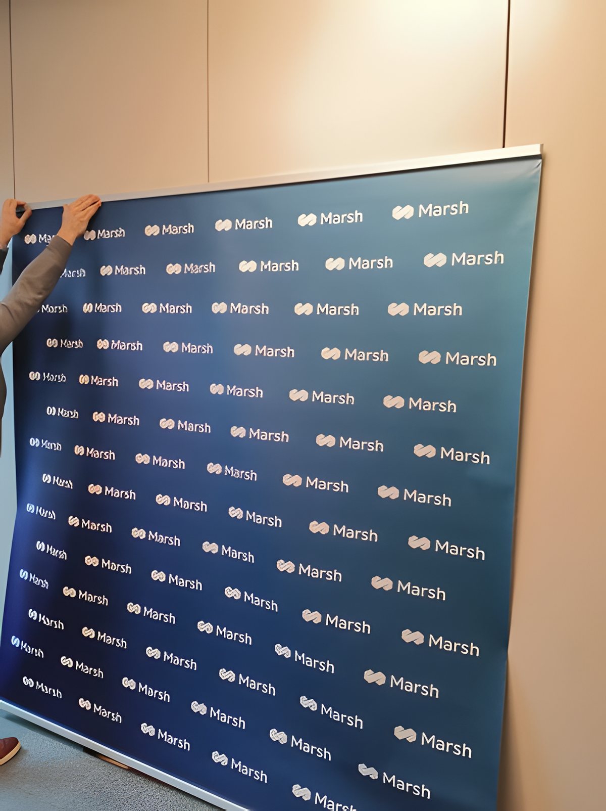 Allestimento del backdrop con i loghi Marsh