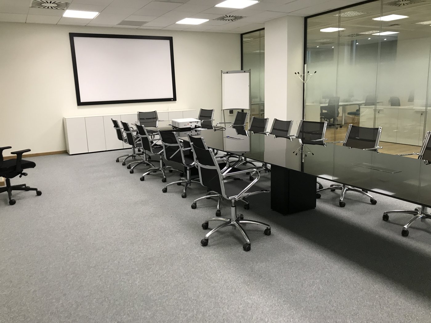 Sala con schermo negli uffici Mercer