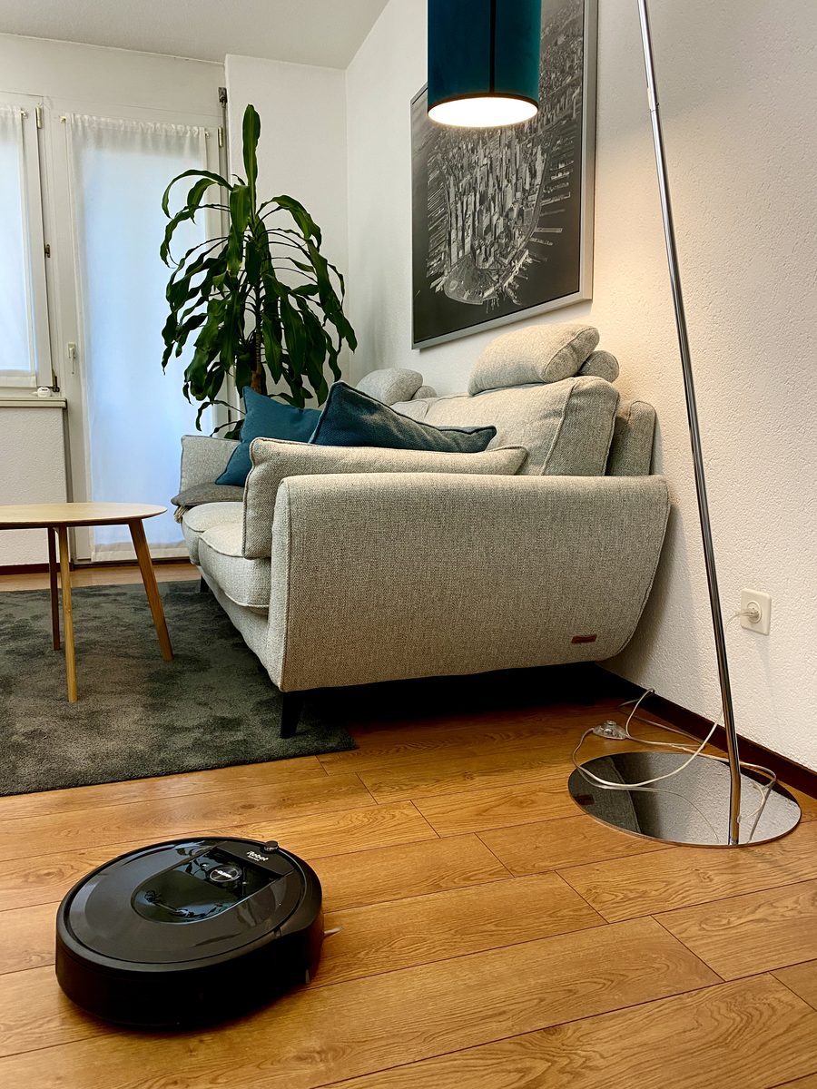 Contenuto influencer: robot aspirapolvere iRobot sul parquet