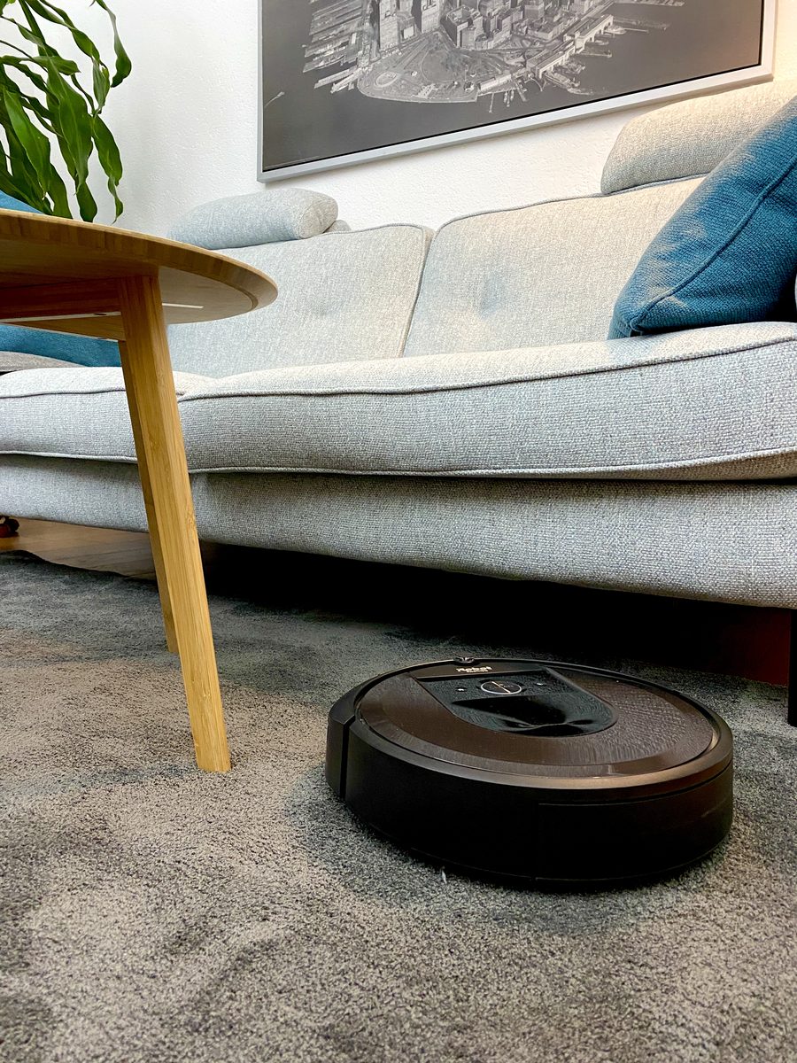Robot aspirapolvere iRobot nel salotto di un creator