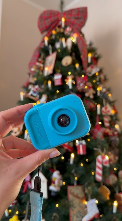 Reel: la fotocamera MyFirst davanti all’albero di Natale