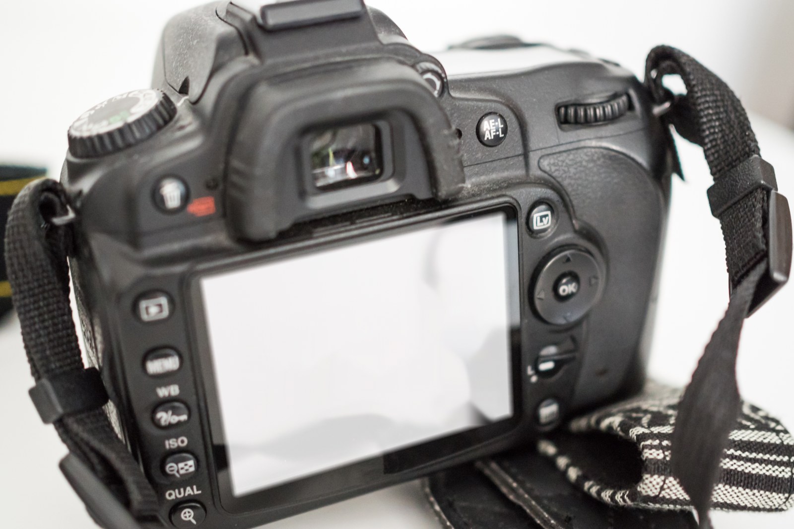 Il retro di una fotocamera reflex