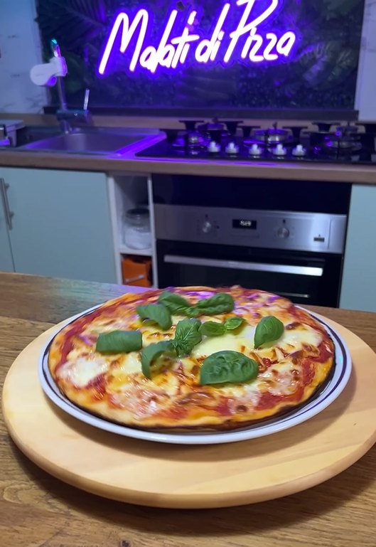 Reel Malati di Pizza: La pizza pronta sul piatto della collezione
