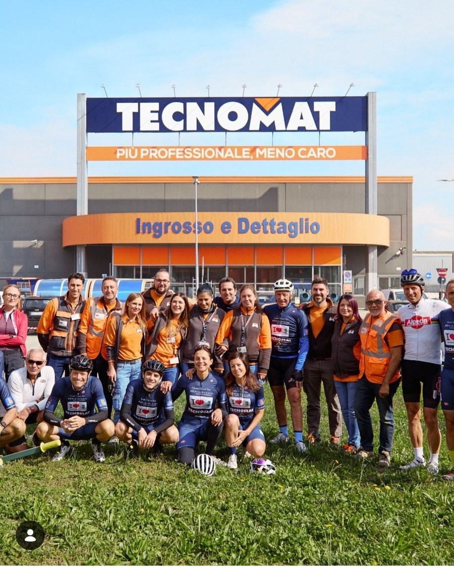 Post Instagram di Tecnomat: la squadra del negozio davanti all’insegna