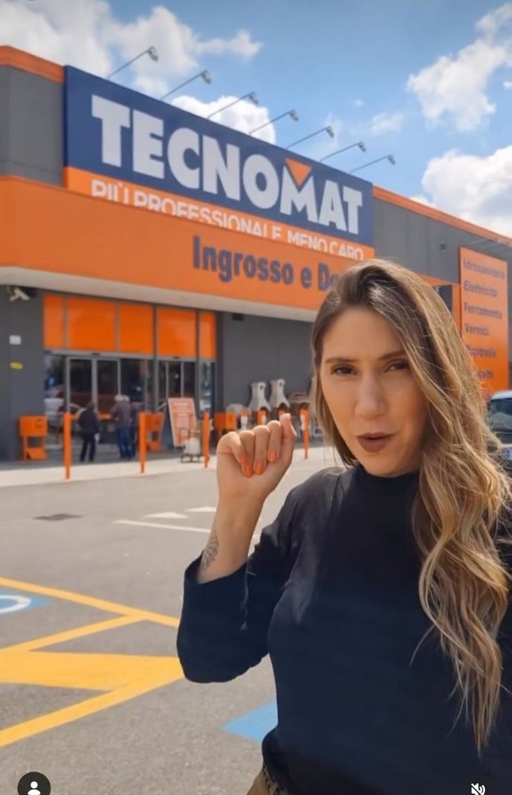 Reel Instagram di Tecnomat in collaborazione con una creator davanti al negozio