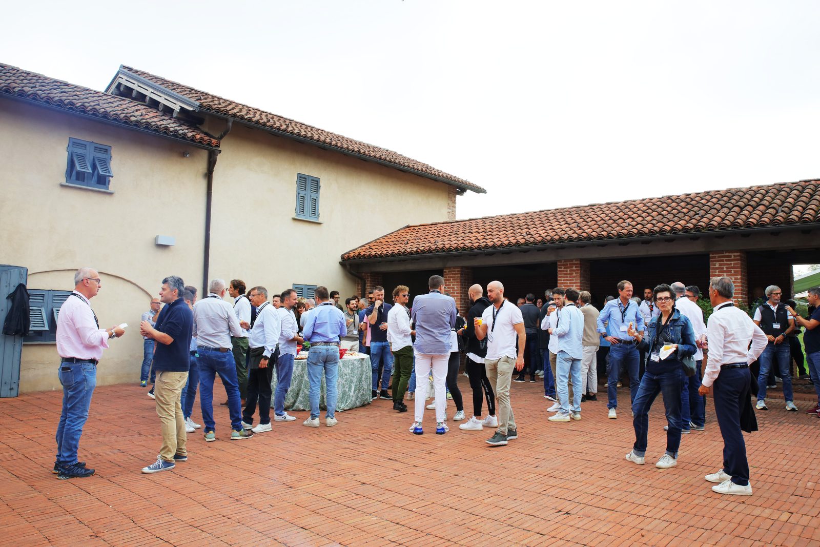 L’arrivo dei manager nella corte della location