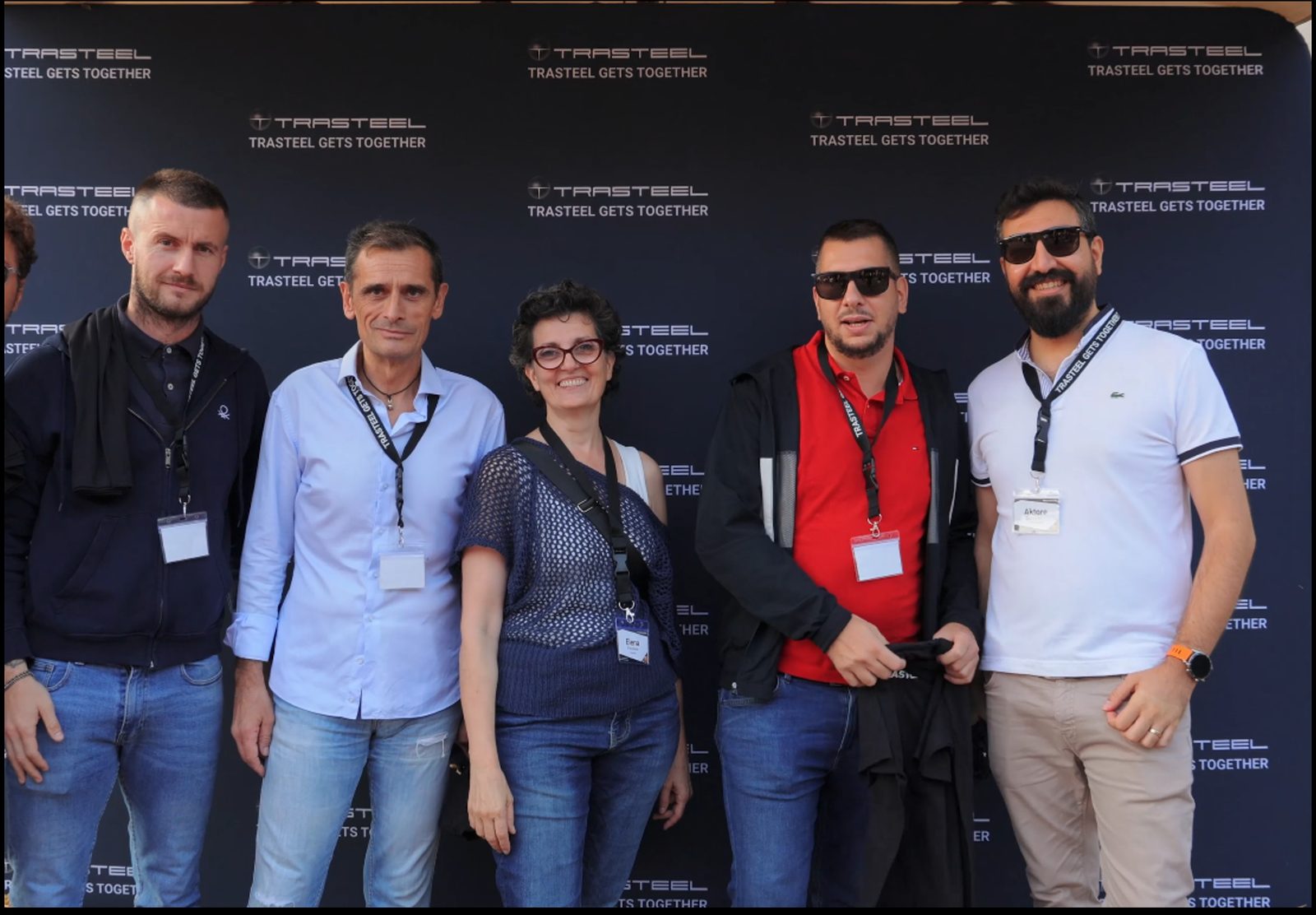 Foto di gruppo davanti al photo wall Trasteel Gets Together