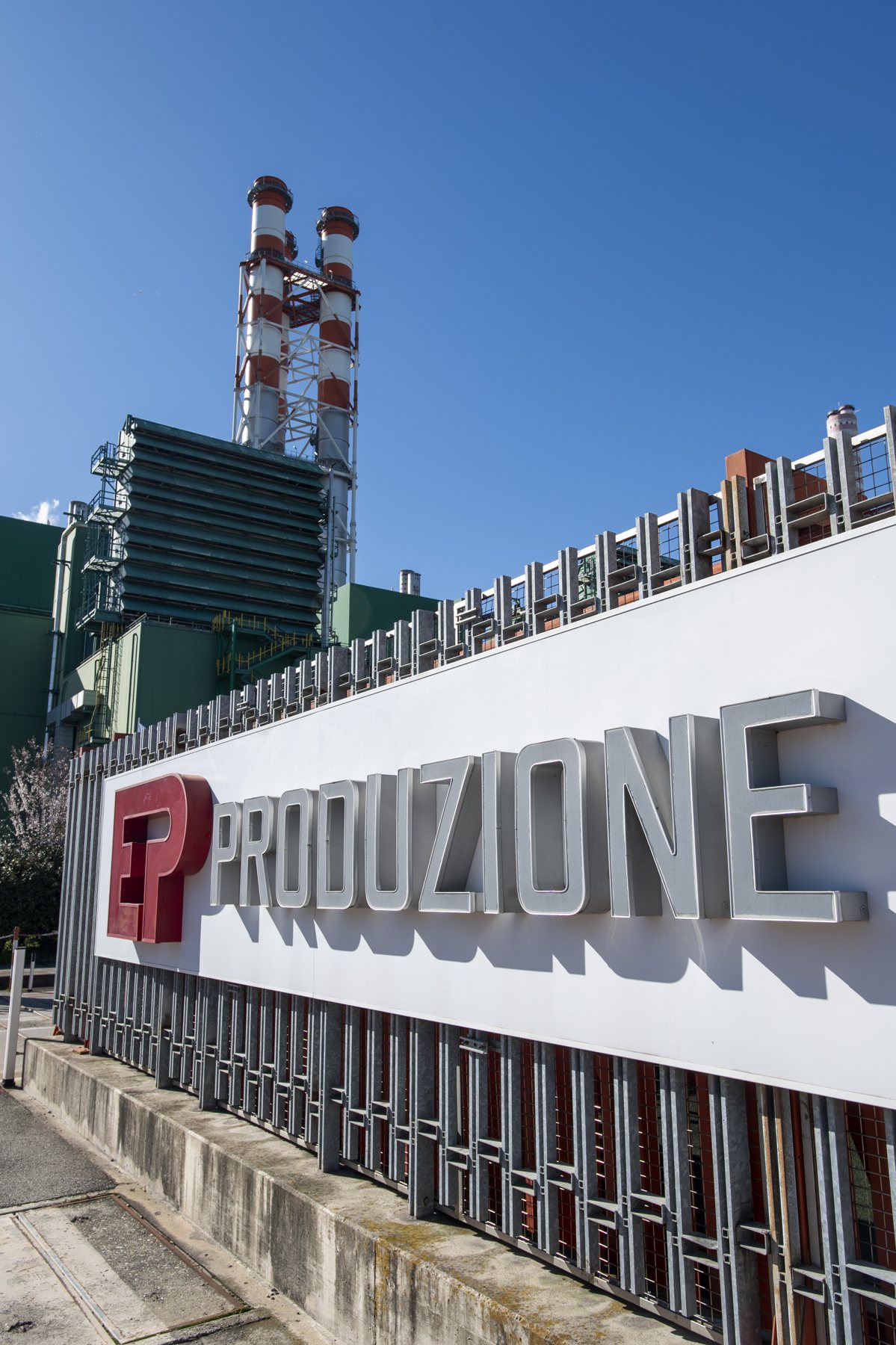 L’ingresso della centrale di Tavazzano con l’insegna EP Produzione