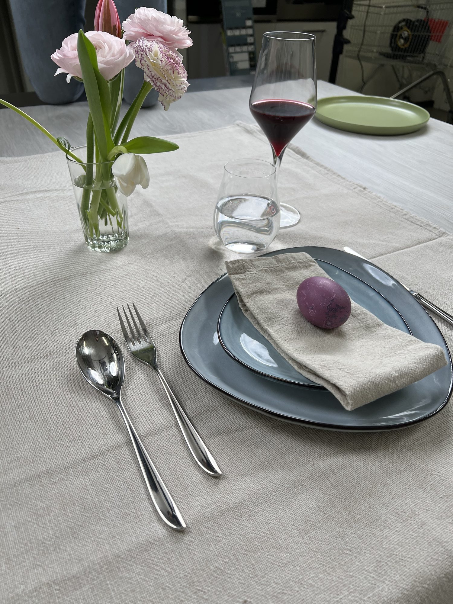 Tavola allestita per un set