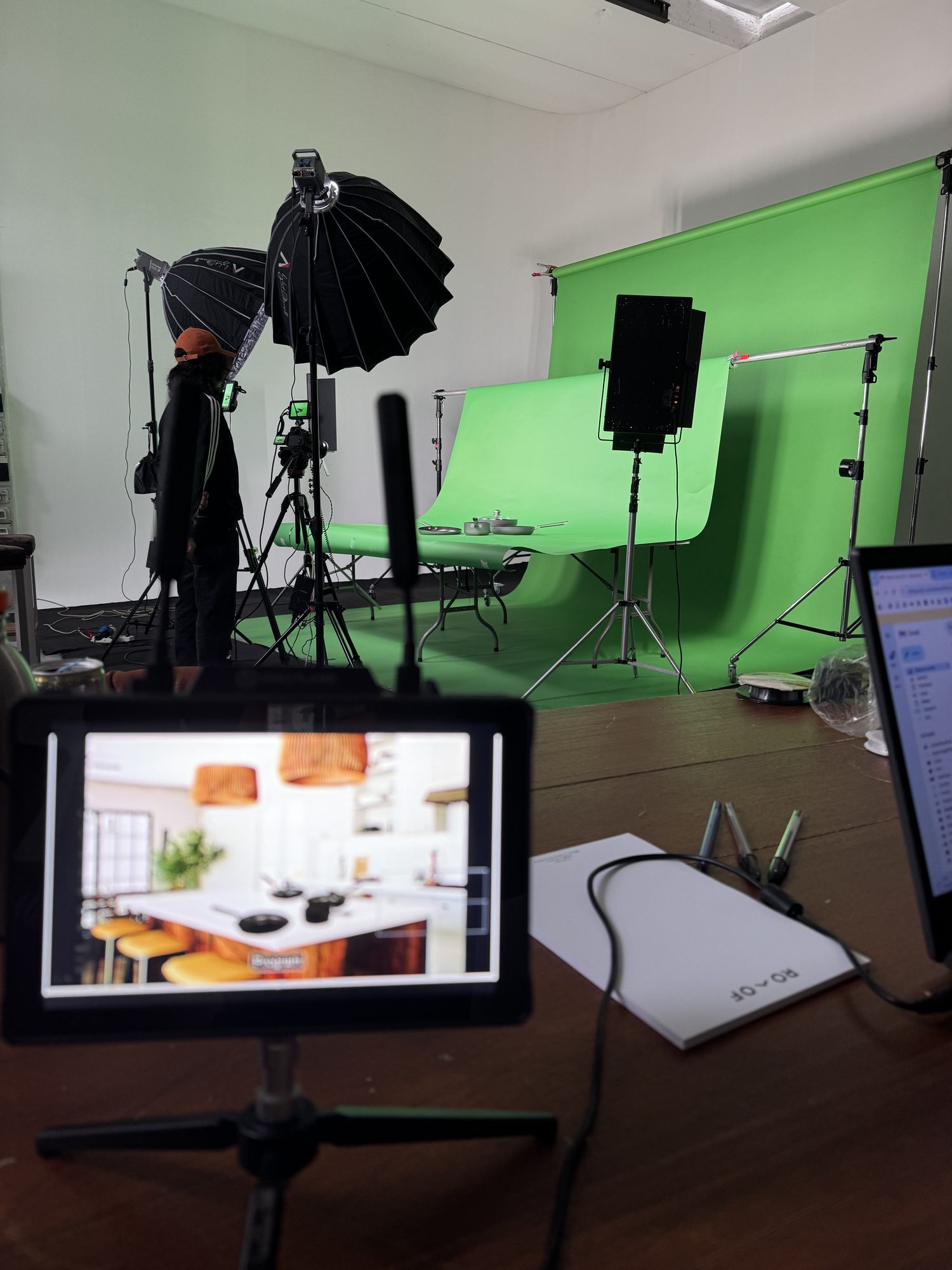 Set con green screen e luci in studio